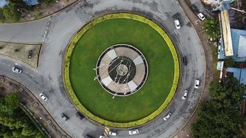 Flygfoto titta ner grönt gräs vid rondellen video