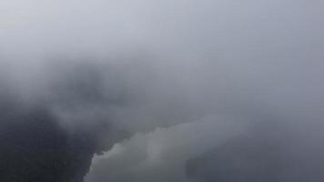 vue aérienne brumeux matin de brouillard près du lac à la forêt tropicale. video