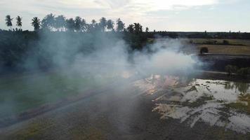 vue aérienne dégagement de fumée dû à la combustion à ciel ouvert video