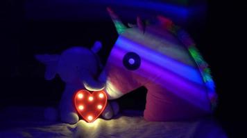 muñeco de peluche con luz de arcoíris de colores en el unicornio y elefante
