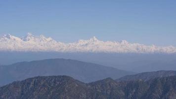 pico muito alto de nainital, índia, a cordilheira que é visível nesta foto é a cordilheira do himalaia, beleza da montanha em nainital em uttarakhand, índia video