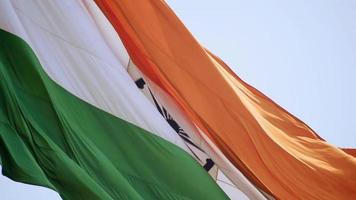 drapeau indien volant haut avec fierté dans le ciel bleu, drapeau indien flottant, drapeau indien le jour de l'indépendance et le jour de la république de l'inde, inclinaison vers le haut, agitant le drapeau indien, battant le drapeau indien video