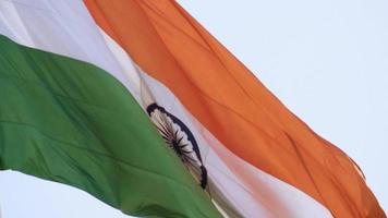 drapeau indien volant haut avec fierté dans le ciel bleu, drapeau indien flottant, drapeau indien le jour de l'indépendance et le jour de la république de l'inde, inclinaison vers le haut, agitant le drapeau indien, battant le drapeau indien