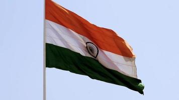 bandeira da índia voando alto com orgulho no céu azul, bandeira da índia tremulando, bandeira indiana no dia da independência e dia da república da índia, tiro inclinado, acenando a bandeira indiana, hasteando a bandeira da índia video