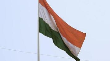 bandeira da índia voando alto com orgulho no céu azul, bandeira da índia tremulando, bandeira indiana no dia da independência e dia da república da índia, tiro inclinado, acenando a bandeira indiana, hasteando a bandeira da índia video