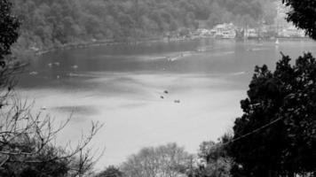 volledig zicht op het Naini-meer tijdens de avond in de buurt van de Mall Road in Nainital, Uttarakhand, India, prachtig uitzicht op de bergen en de blauwe lucht aan de Nainital Lake Side zwart-wit video