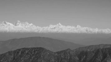 pico muy alto de nainital, india, la cordillera que se ve en esta imagen es la cordillera del himalaya, la belleza de la montaña en nainital en uttarakhand, india en blanco y negro video