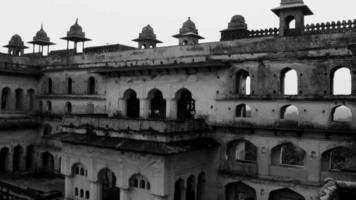 jahangir mahal orchha forte em orchha, madhya pradesh, índia, jahangir mahal ou palácio de orchha é cidadela e guarnição localizada em orchha. madhya pradesh. índia, índia sítio arqueológico preto branco