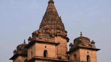 vista matinal de cenotáfios reais chhatris de orchha, madhya pradesh, índia, orchha a cidade perdida da índia, sítios arqueológicos indianos