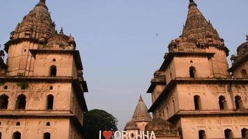 ochtendmening van koninklijke cenotaven chhatris van orchha, madhya pradesh, india, orchha de verloren stad van india, indische archeologische vindplaatsen video