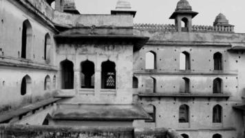 jahangir mahal orchha fort in orchha, madhya pradesh, india, jahangir mahal of orchha paleis is citadel en garnizoen gelegen in orchha. madhya pradesh. india, india archeologische vindplaats zwart wit video