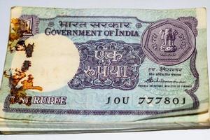 notas antiguas de una rupia combinadas en la mesa, dinero de india en la mesa giratoria. viejos billetes de moneda india en una mesa giratoria, moneda india en la mesa foto