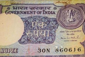 notas antiguas de una rupia combinadas en la mesa, dinero de india en la mesa giratoria. viejos billetes de moneda india en una mesa giratoria, moneda india en la mesa foto