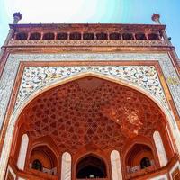 la arquitectura en el taj mahal es un mausoleo de mármol blanco marfil en la orilla sur del río yamuna en la ciudad india de agra, uttar pradesh, taj mahal, agra, uttar pradesh, india, vista de día soleado foto