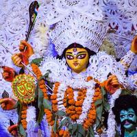 diosa durga con aspecto tradicional en una vista de cerca en un sur de kolkata durga puja, ídolo de durga puja, el festival hindú navratri más grande de la india foto