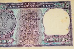 notas antiguas de una rupia combinadas en la mesa, dinero de india en la mesa giratoria. viejos billetes de moneda india en una mesa giratoria, moneda india en la mesa foto