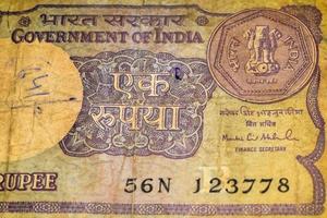 notas antiguas de una rupia combinadas en la mesa, dinero de india en la mesa giratoria. viejos billetes de moneda india en una mesa giratoria, moneda india en la mesa foto