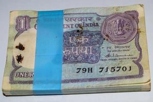 notas antiguas de una rupia combinadas en la mesa, dinero de india en la mesa giratoria. viejos billetes de moneda india en una mesa giratoria, moneda india en la mesa foto