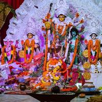 diosa durga con aspecto tradicional en una vista de cerca en un sur de kolkata durga puja, ídolo de durga puja, el festival hindú navratri más grande de la india foto