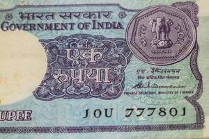 notas antiguas de una rupia combinadas en la mesa, dinero de india en la mesa giratoria. viejos billetes de moneda india en una mesa giratoria, moneda india en la mesa foto