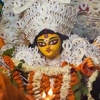 diosa durga con aspecto tradicional en una vista de cerca en un sur de kolkata durga puja, ídolo de durga puja, el festival hindú navratri más grande de la india foto