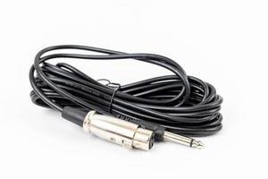 cable xlr de micrófono negro aislado sobre fondo blanco