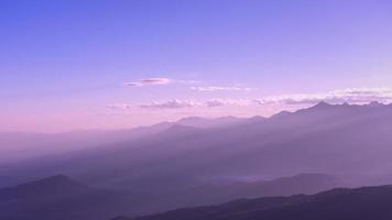 amanecer en las montañas del norte de tailandia. foto