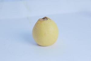fruta de manzana de azúcar aislada en el fondo blanco. foto