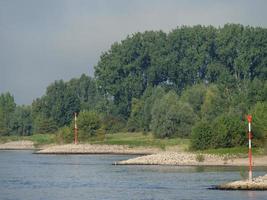 el río rin cerca de wesel por la mañana foto