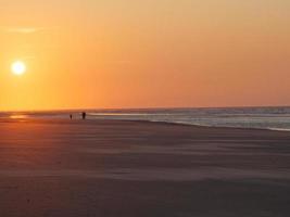 puesta de sol en la isla de juist foto