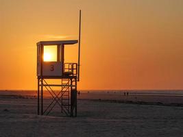 puesta de sol en la isla de juist foto