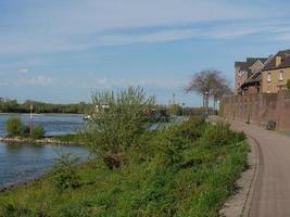 la ciudad de rees en el río rin foto