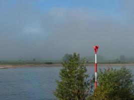 el río rin cerca de wesel por la mañana foto