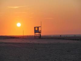 puesta de sol en la isla de juist foto