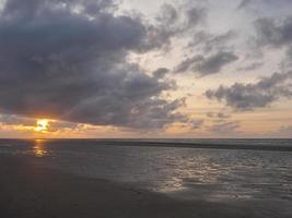 puesta de sol en la playa de juist foto