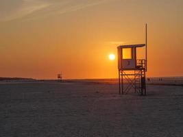 puesta de sol en la isla de juist foto