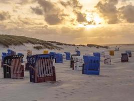 puesta de sol en la playa de juist foto