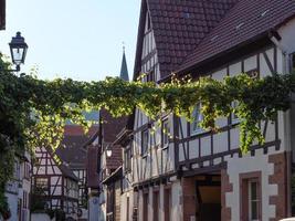 la pequeña ciudad de kandel en el pfalz alemán foto