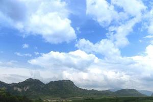 vista del paisaje de colinas cubiertas de árboles. bajo cielo azul y nubes blancas. en wang chan, rayong tailandia. foto