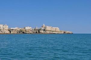 vista de la ciudad de vieste desde el mar foto