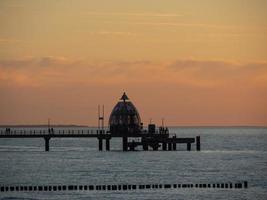 puesta de sol en la playa de zingst foto