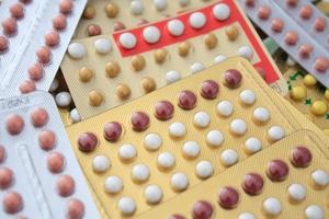 píldora anticonceptiva oral colorida foto