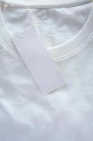 etiqueta de precio en blanco cuelga sobre camiseta blanca foto