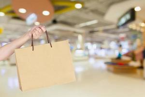 mujer con bolsa de compras en centro comercial foto