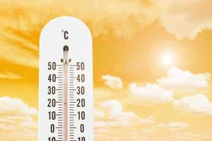 termómetro con temperatura caliente