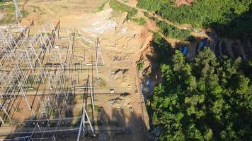 vue aérienne déforestation pour la centrale électrique video