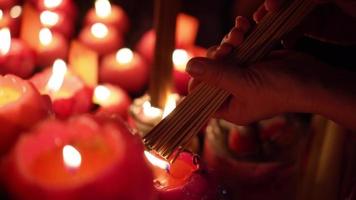 välj fokus handen håll rökelse joss stick bränna video