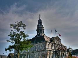 la ciudad de maastricht en el río maas en los países bajos foto