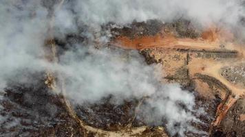 vista de arriba hacia abajo fuego y humo video