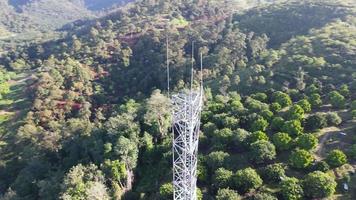 vista aérea mira la torre de telecomunicaciones video